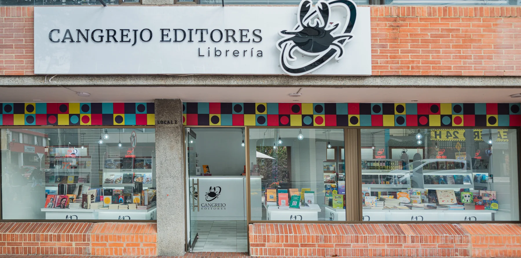 Fachada de la librería Cangrejo Editores en Bogotá, con su letrero